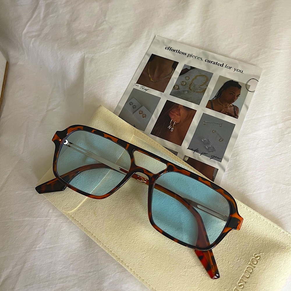 ❄️ BLUE LENS TORTOISE SHELL SUNGLASSES ❄️